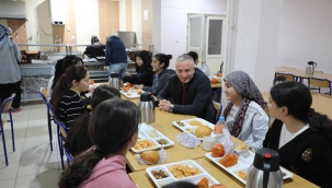 AĞRI İL MİLLİ EĞİTİM MÜDÜRÜ KÖKREK, KIZ PANSİYONUNDA ÖĞRENCİLERLE AKŞAM YEMEĞİ YEDİ