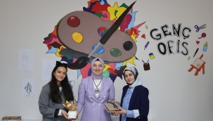 Ağrı Valisi'nin Eşi Neslihan Gül Koç, Gençlerin Eğitim ve Üretim Heyecanına Ortak Oldu