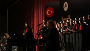 Yücel Arzen Hacıoğulları AİÇÜ'de "Kim Var" Sanat Etkinliğinde Sahne Aldı