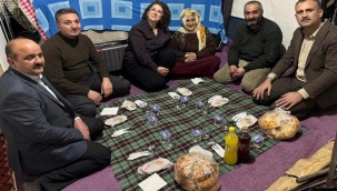 ​​​​​​​Ağrı Valisi Önder Bozkurt ve Eşi Betül Bozkurt, 78 Yaşındaki Güvercin Ninenin Evinde İftar Açtı.