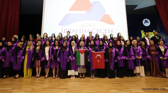 AİÇÜ'de Sağlık Bilimleri Fakültesi Mezuniyet Töreninde: Açılan Filistin Bayrağı Dakikalarca Alkışlandı