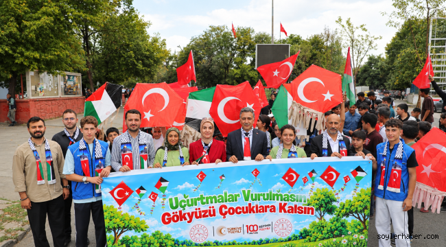 Ağrı'da öğrenciler Gazze'deki çocuklar için uçurtma uçurdu